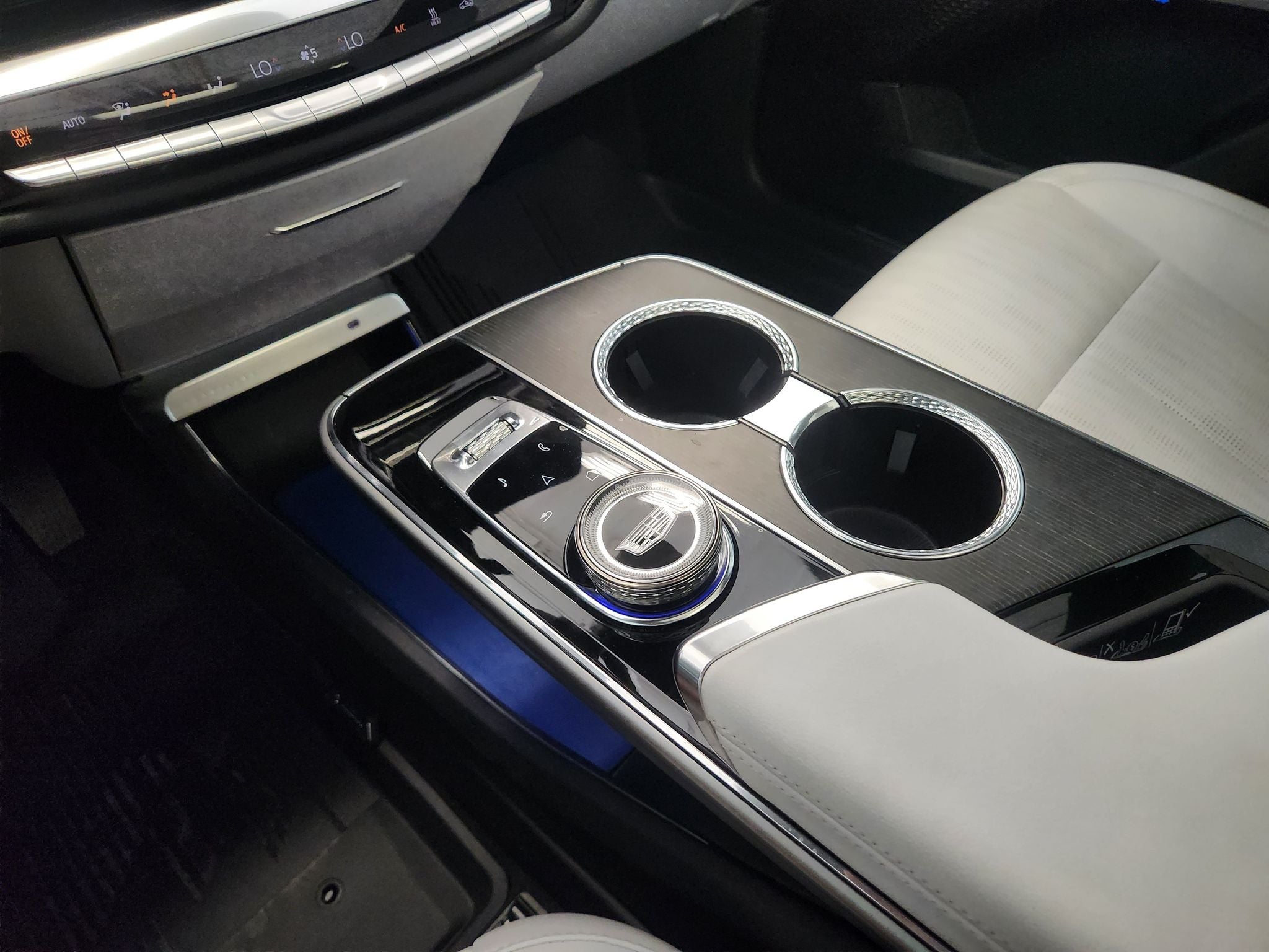2024 Cadillac LYRIQ Luxury 1