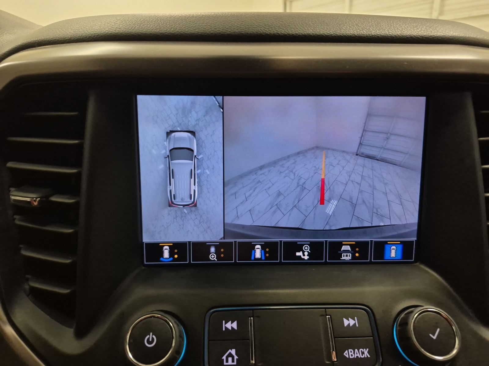 2023 GMC Acadia AT4